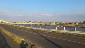 中川にかかる潮止橋を渡って水元公園へ