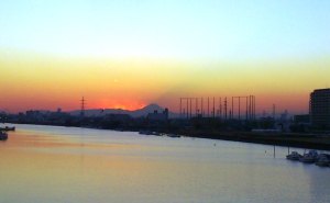 橋の上から日没後の富士山