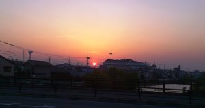今日の夕日、綾瀬川にかかる橋から。右側埼玉県八潮市、左側東京都足立区。